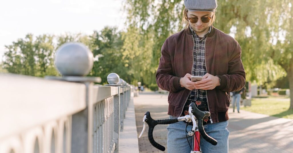 スマホを操作しながら自転車を運転する危険性を示すイラスト。ながら運転による事故リスクを視覚化。