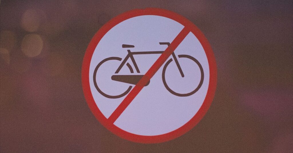 2026年に改正される自転車ルールの概要と背景を示すイメージ画像。ヘルメット着用や車道走行などの新基準を図解する。
