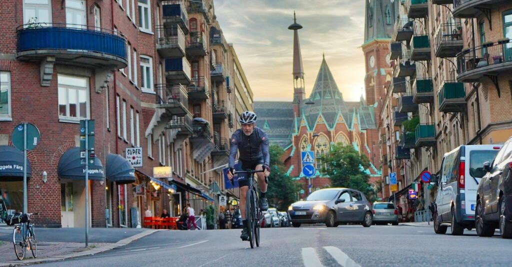 歩道を走る自転車と歩行者の関係を示すイラスト。自転車が歩道を通行する際の注意点を説明。