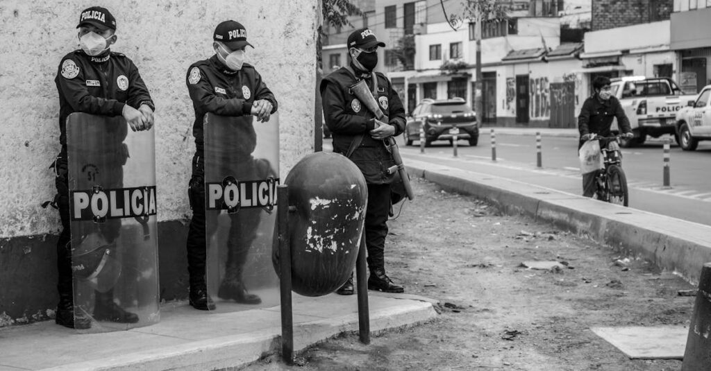 警察官が通勤中の自転車違反を指導している場面。信号無視やスマホ操作の取り締まり実態をイメージした説明画像。