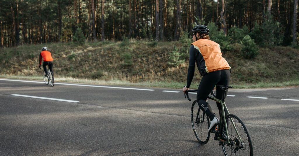 自転車の安全装備グッズを並べたイラスト。ヘルメット・ライト・反射材・スマホホルダーなどを説明。
