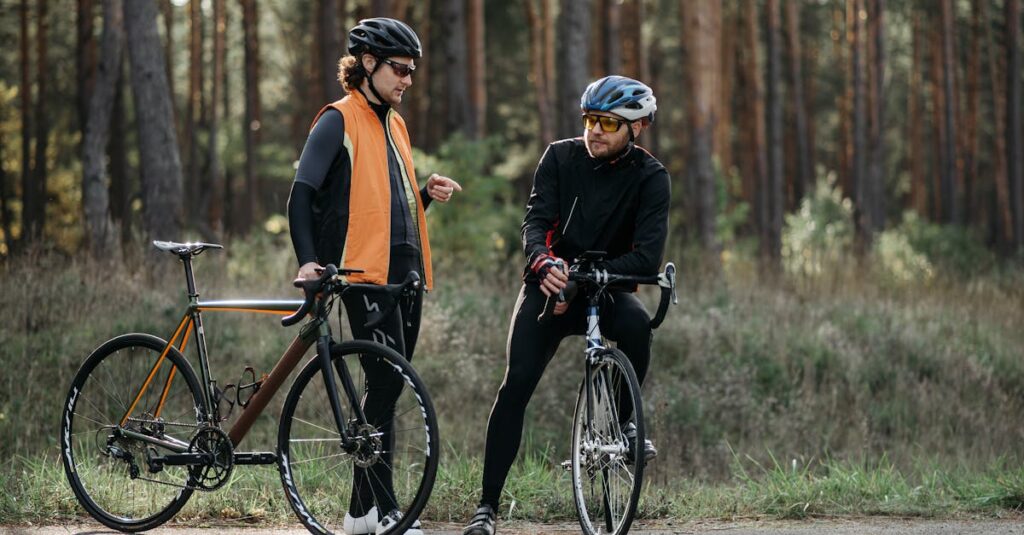 自転車利用者・歩行者・車が調和する交通社会のイラスト。安全意識の向上を象徴する明るい街並みを描く。