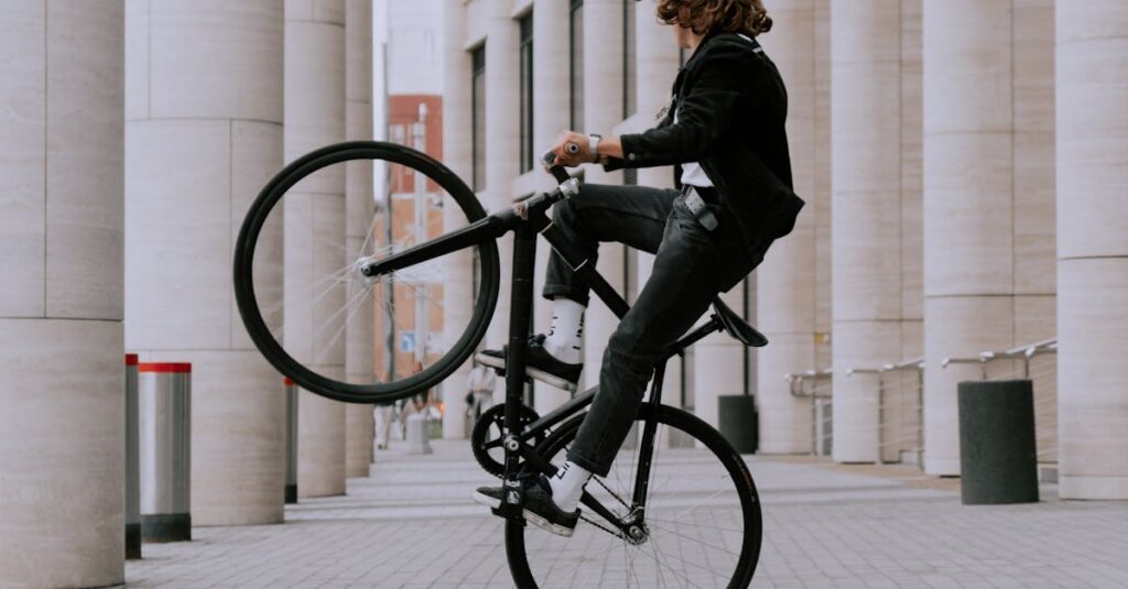車道を逆走する自転車のイラスト。左側通行の重要性と歩道走行のルールを説明。