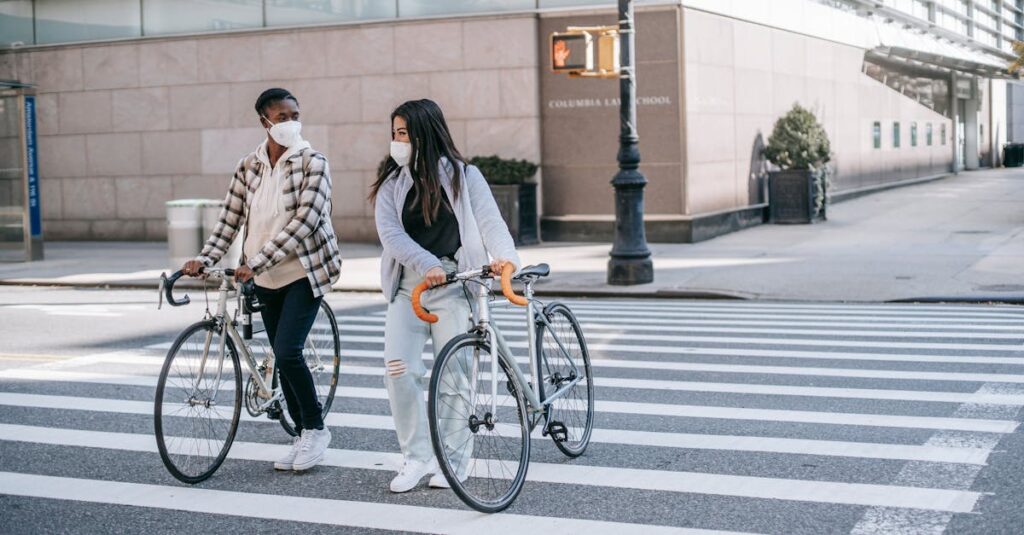 自転車の安全ルールがマナーから法律に変化したことを説明するイラスト。ルールを守る重要性を表現。