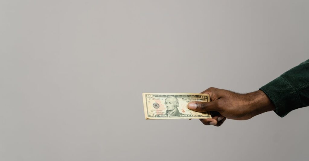 自転車の反則金を支払うイメージイラスト。青切符に記された金額や納付書を説明する図。