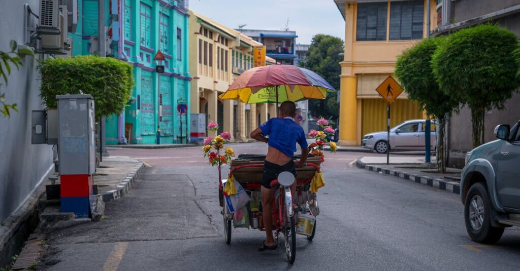 夜間に傘を差して片手運転をする自転車のイラスト。無灯火や傘さし運転の危険性を表現。