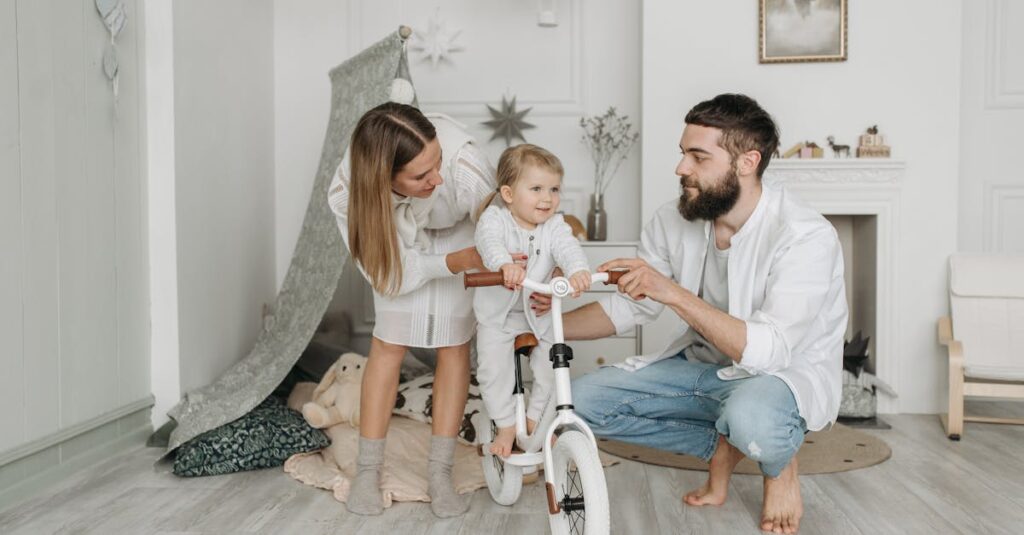 家庭で親子が一緒に自転車の安全ルールを学ぶ3ステップ教育を紹介するイメージ画像