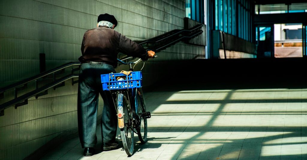 中学生・高校生・大学生の年齢別に自転車罰金制度の適用範囲を比較した図解