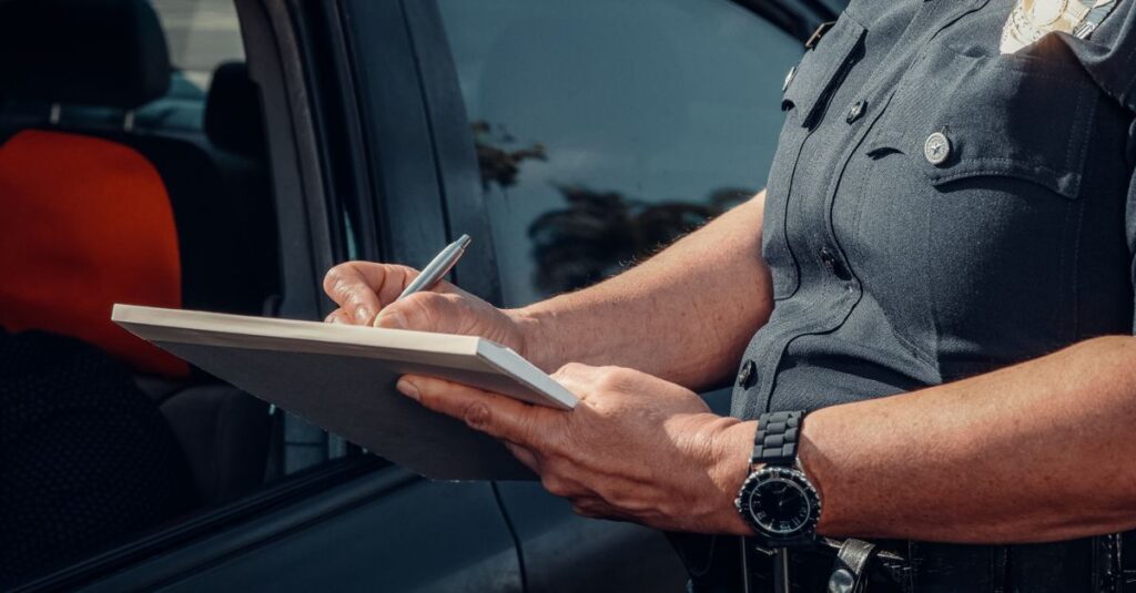 警察官が自転車利用者に青切符を交付し、納付書を説明する様子のイラスト。交通違反処理の流れを視覚化。
