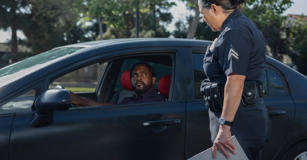青切符制度と自動車の違いを比較し、自転車への適用を解説する図解イメージ