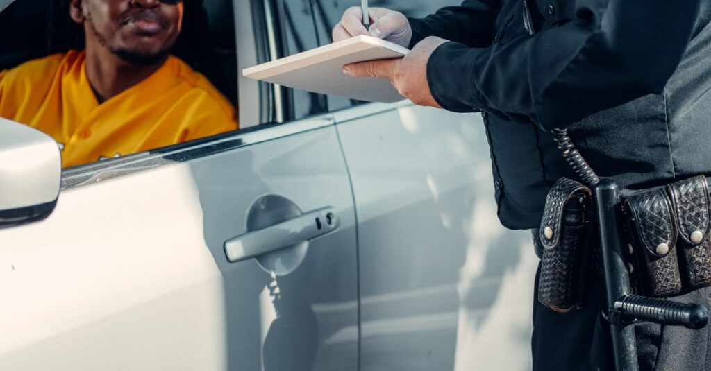 警察官が自転車利用者に青切符を交付し、納付書を説明する様子のイラスト。交通違反処理の流れを視覚化。