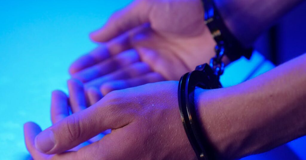 自転車の安全ルールがマナーから法律に変化したことを説明するイラスト。ルールを守る重要性を表現。