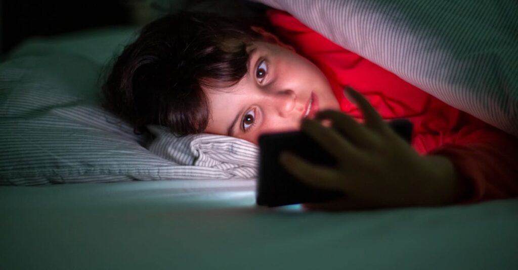 スマホを操作しながら自転車を運転する危険性を示すイラスト。ながら運転による事故リスクを視覚化。