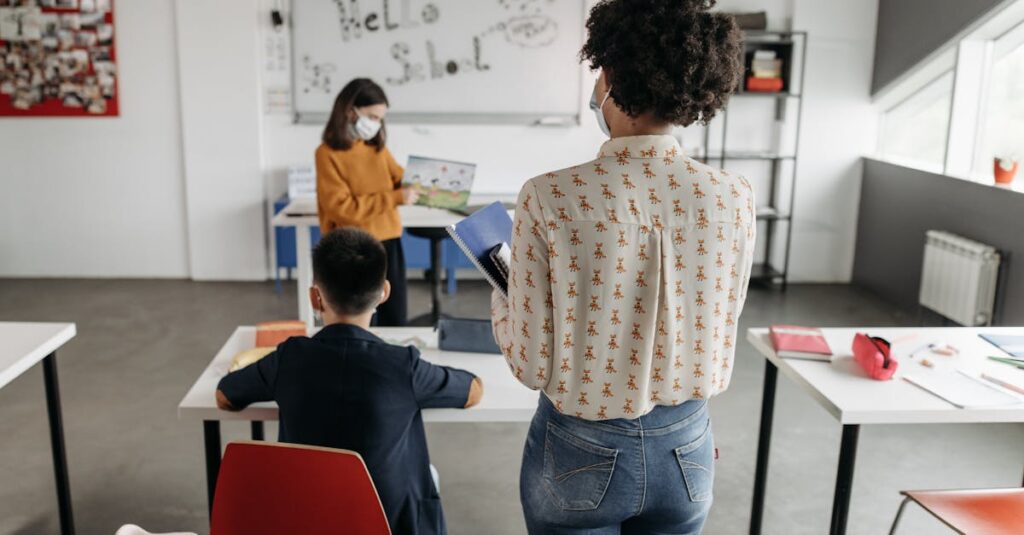 学校で行われる自転車安全運転講習の様子を描いた教育現場のイメージ画像