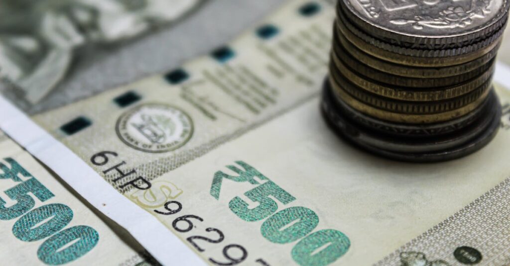 自転車の反則金を支払うイメージイラスト。青切符に記された金額や納付書を説明する図。