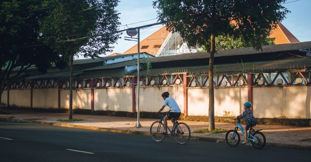 歩道を走る自転車と歩行者の関係を示すイラスト。自転車が歩道を通行する際の注意点を説明。