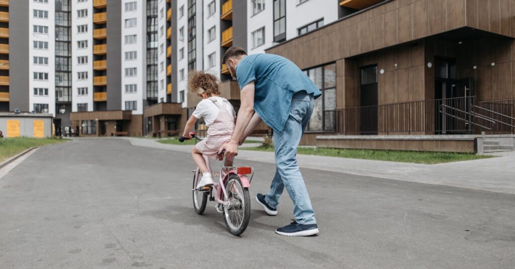 自転車の罰金制度導入前に家庭で安全意識を高める家族の会話を描いたイメージ画像