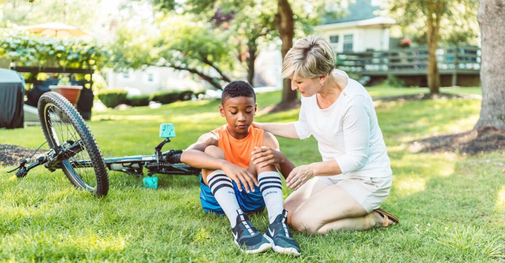 自転車の罰金制度導入前に家庭で安全意識を高める家族の会話を描いたイメージ画像