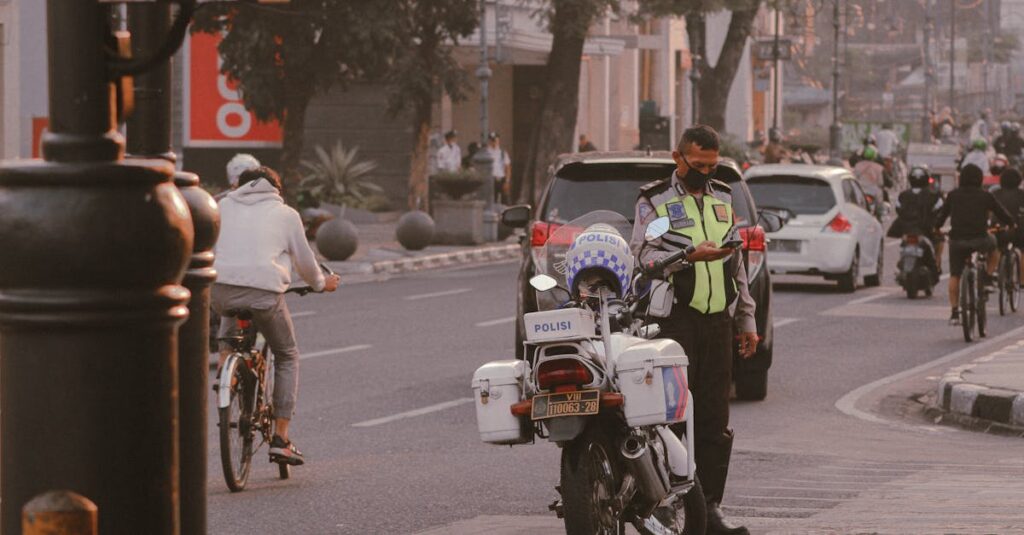 警察庁が自転車の青切符制度を導入する背景と目的を説明するイメージ画像