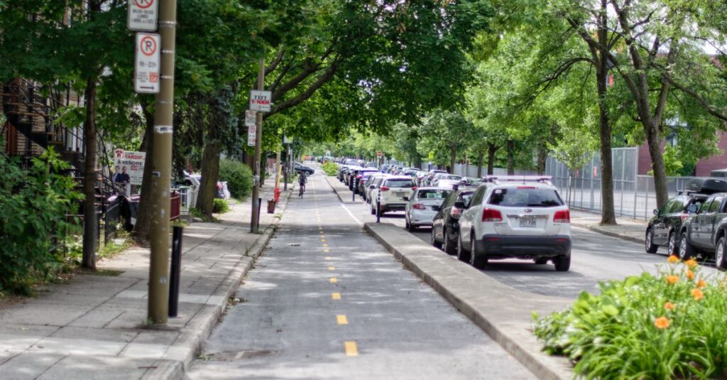 自転車が歩道を徐行し、歩行者を優先して通行するシーン。歩道走行のOKとNGを対比して示す安全教育用のイメージ。