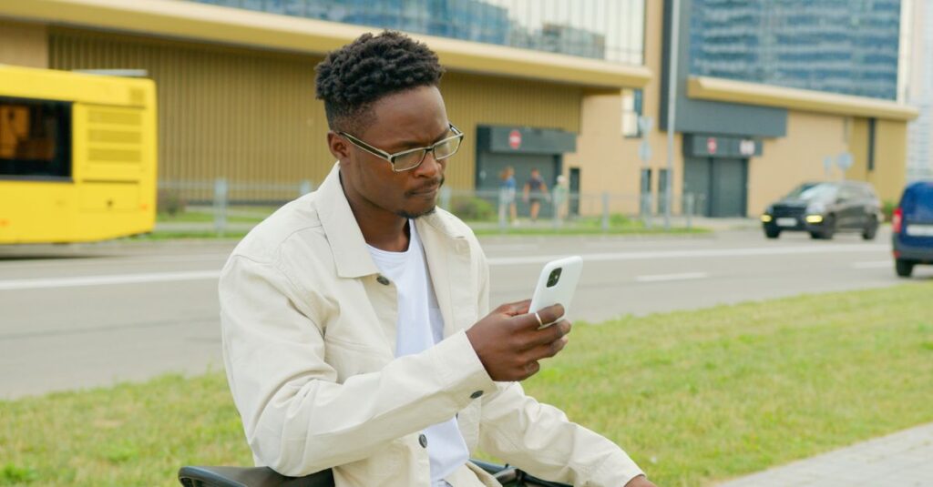 スマホを操作しながら自転車を運転する危険性を示すイラスト。ながら運転による事故リスクを視覚化。