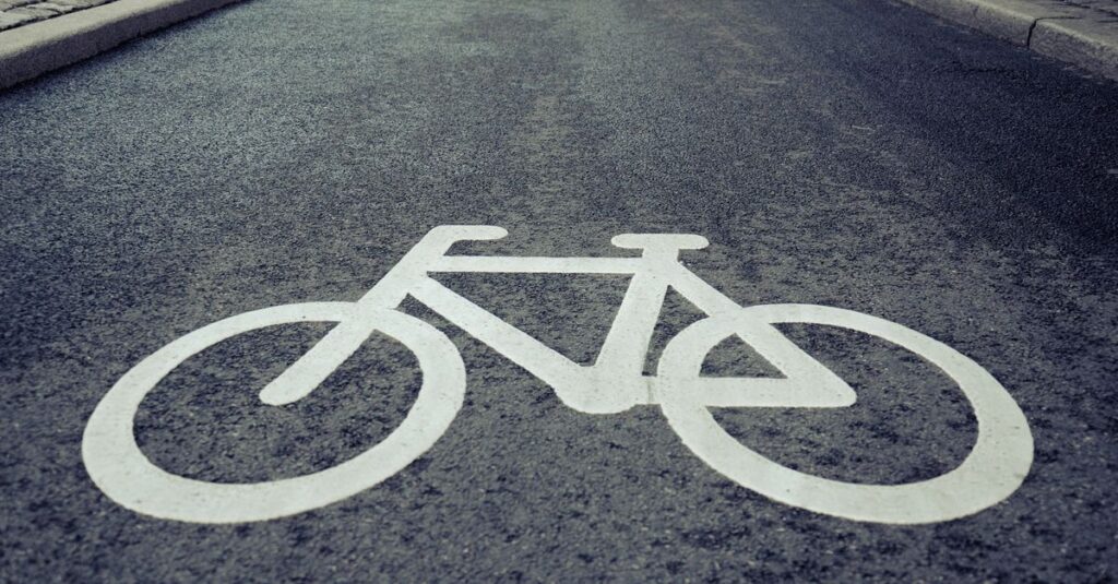 通勤・通学中の自転車安全運転チェックリストをまとめたイラスト。信号遵守・左側通行・ライト点灯を示す。