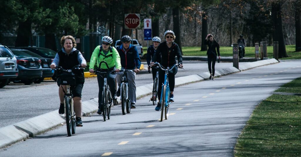 学校で行われる自転車安全運転講習の様子を描いた教育現場のイメージ画像