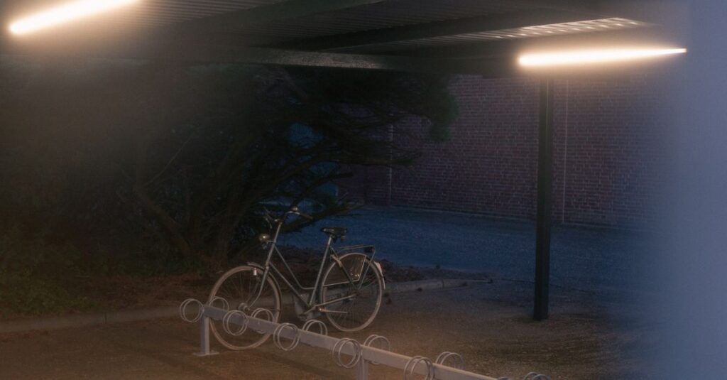 夜間にライトを点灯して走る自転車のイラスト。無灯火走行の危険性と視認性の重要性を説明。