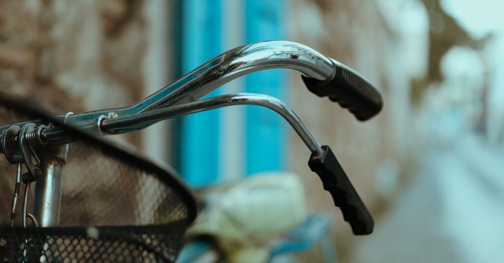 社会人が安全に自転車通勤をするためのマナーとチェックリストをまとめたビジュアル。ライト点灯やヘルメット着用を強調する。